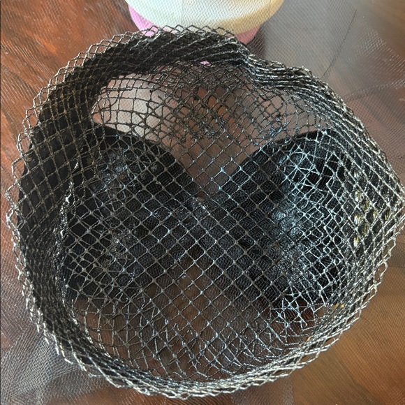 Vintage black pill box hat with velvet ribbon and veil - Picture 5 of 5